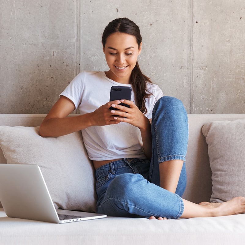 Photo d'une femme se renseignant sur le dispositif Pinel sur son mobile